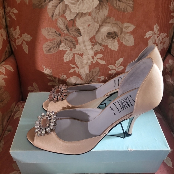 RARE Cynthia Rowley Golden Beige Satin Embelished Heels NWT 9.5 - Picture 2 of 10